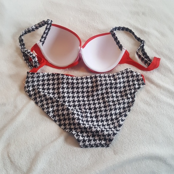 Red bikini - Picture 3 of 6